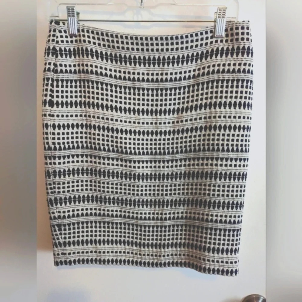 Black and White LOFT Skirt 4P